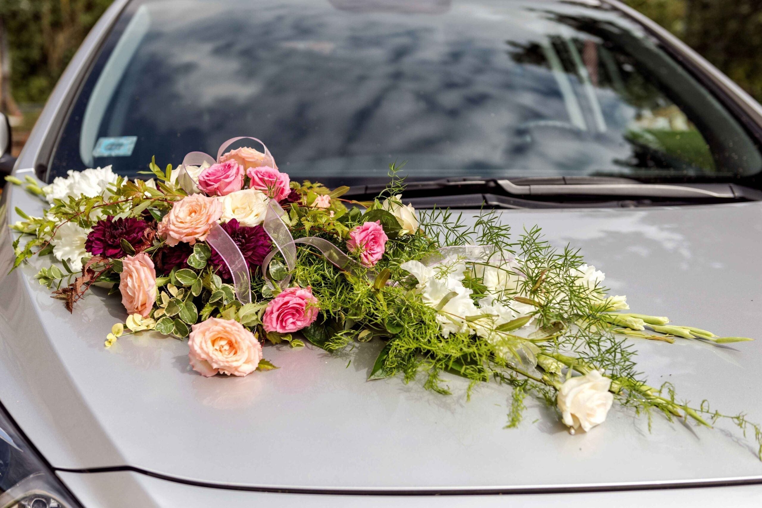 Make Your Big Day Shine with Personalized Wedding Car Flower Decorations