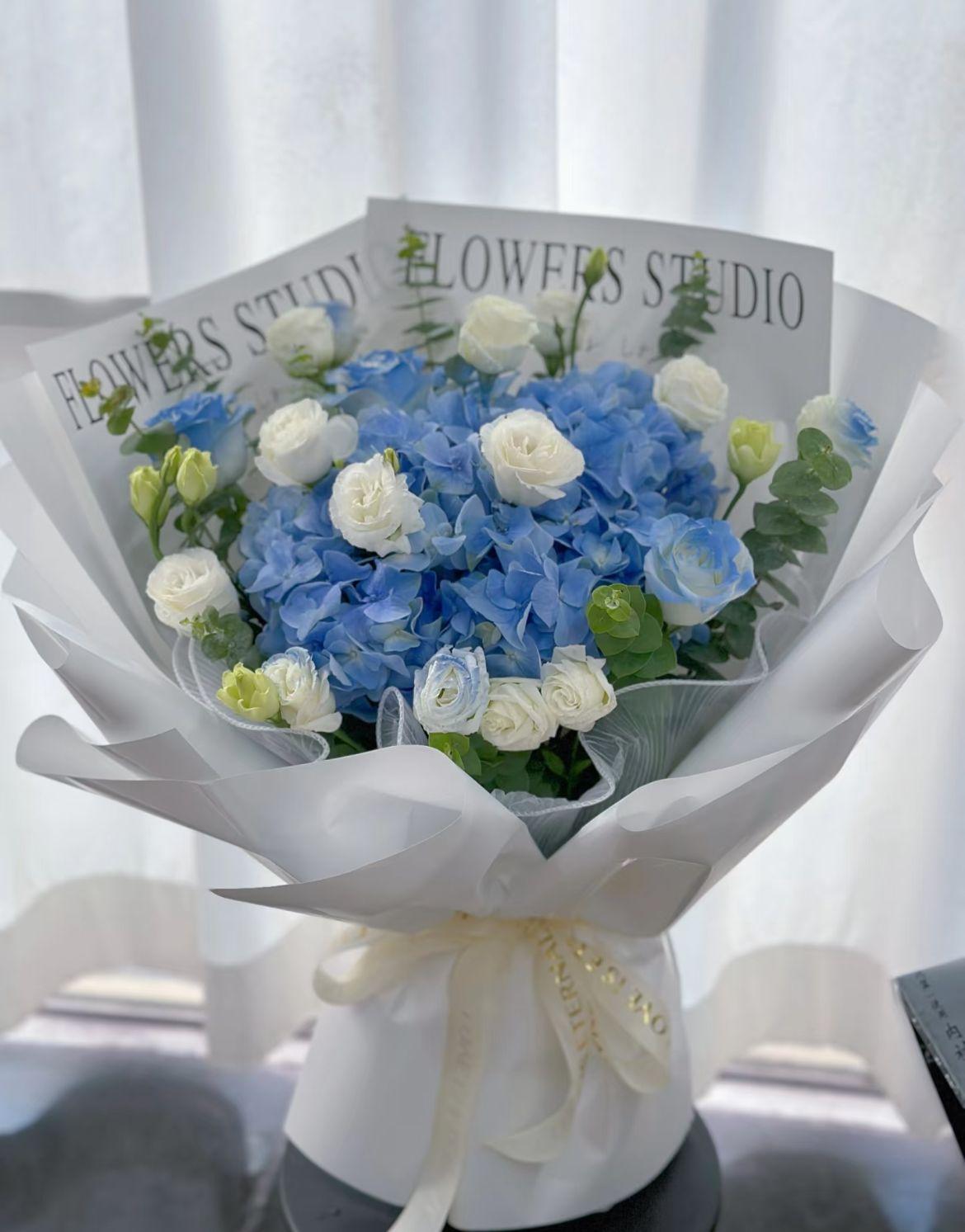 Frost Bloom - Fresh Flower Arrangement AFT239