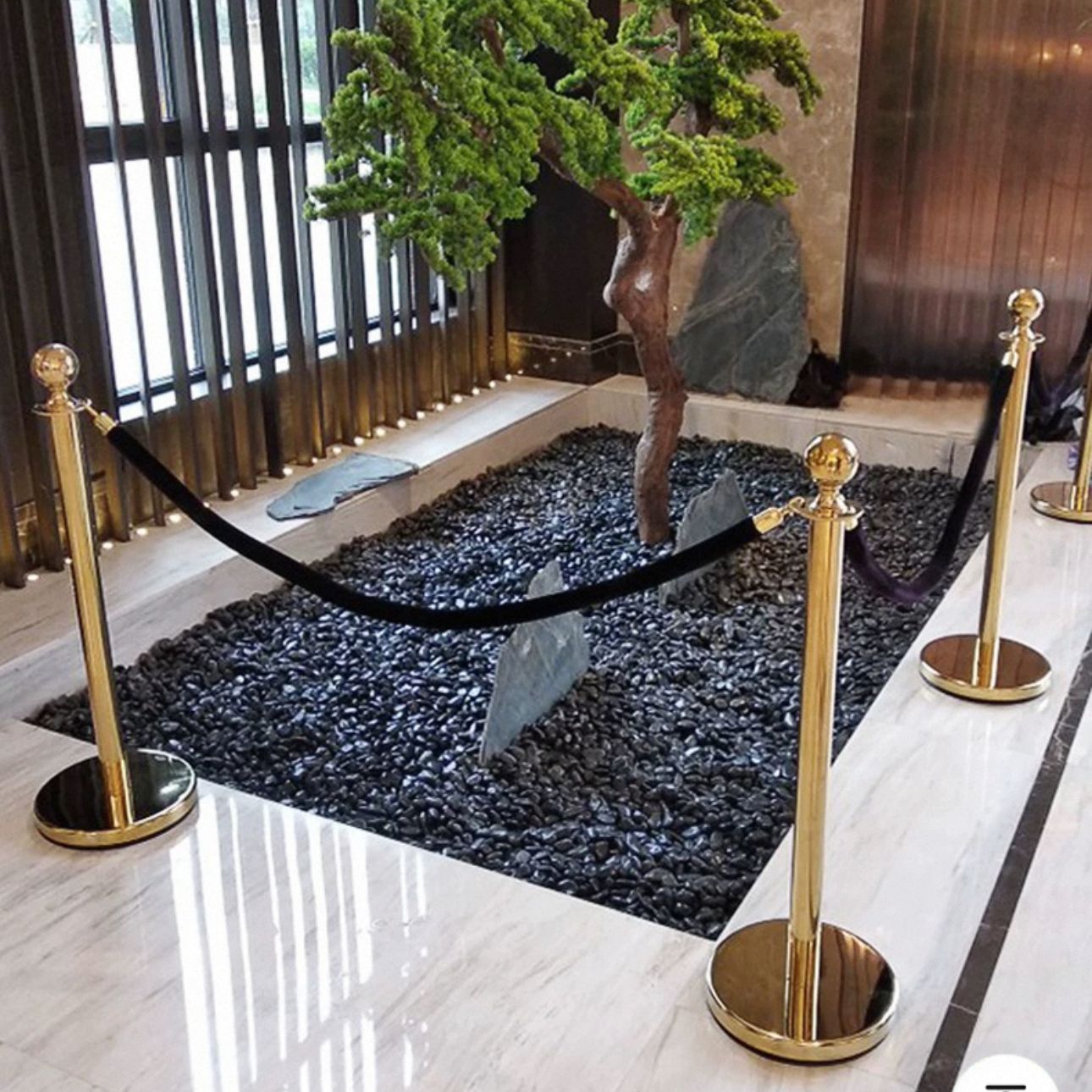 Gold Queue Pole 95cm – Elegant Crowd Control Stand Aacc365