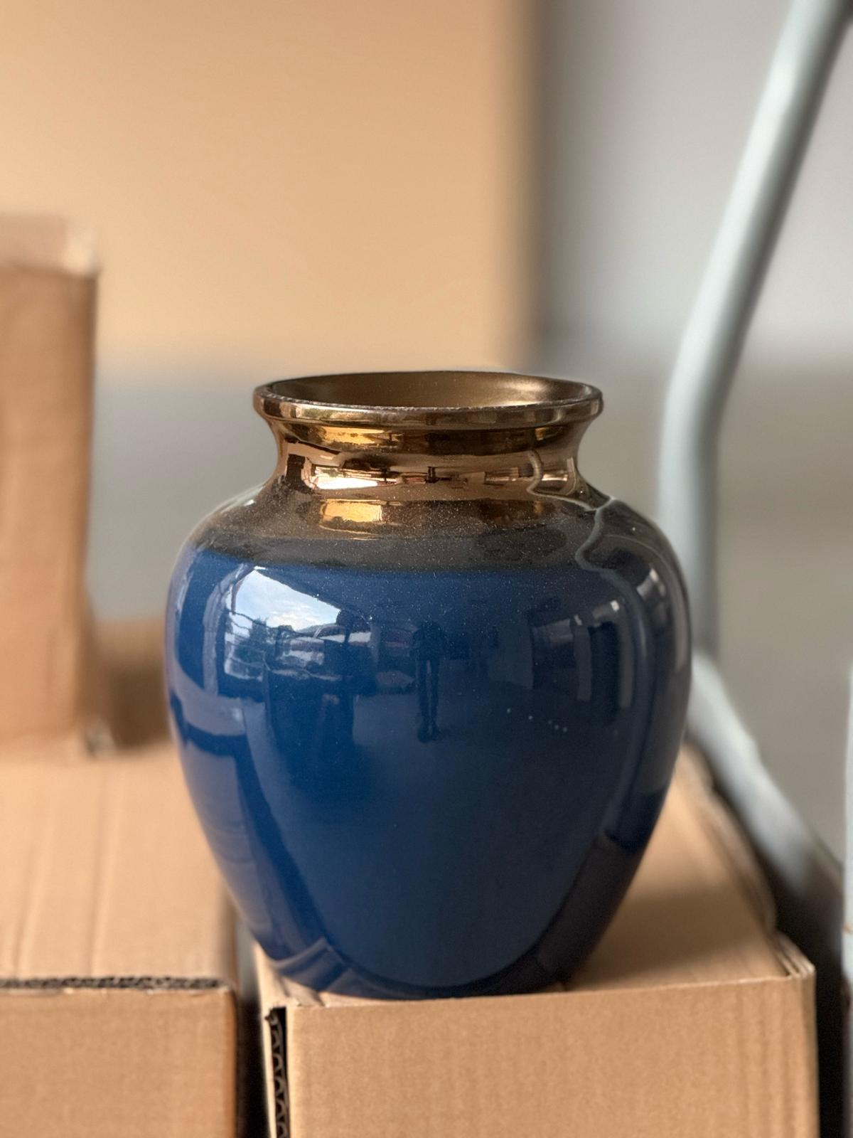 Porcelain vase, -SELF COLLECTION ONLY- home decor, events, gardens, flowers Avase383