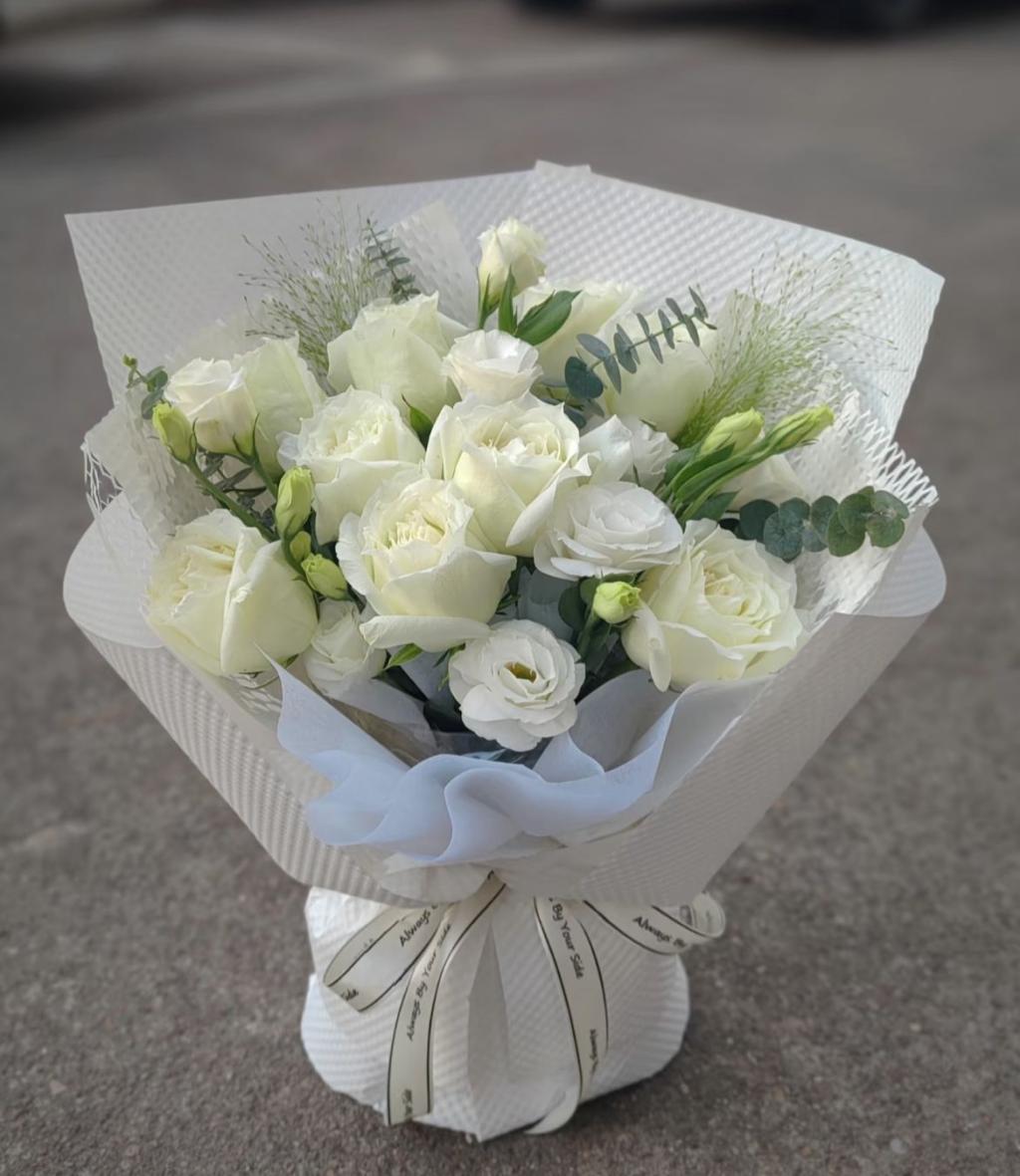 Ivory Light - Fresh Flower Arrangement AFT243