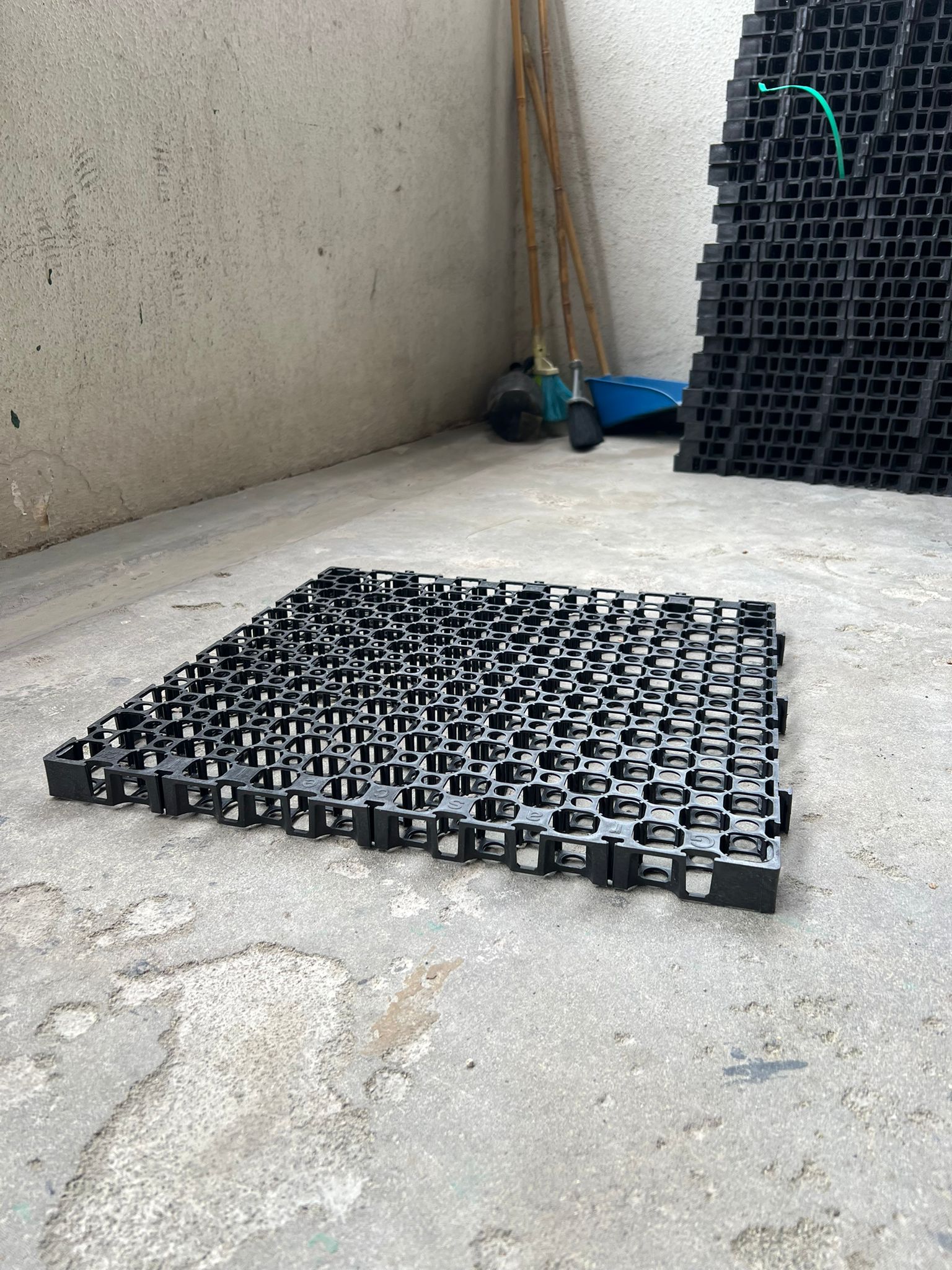 Drainage cell for carpet grass, balcony, floor, gardens, roofs, home decor, events Aacc357
