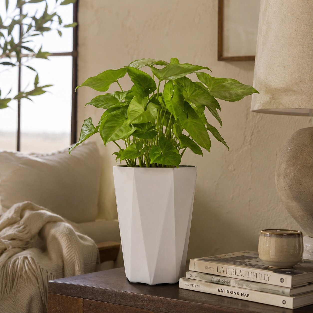 Alton Flowers Avase407 ceramic vase with a rounded shape, suitable for plants, flowers, and decorative foilages.